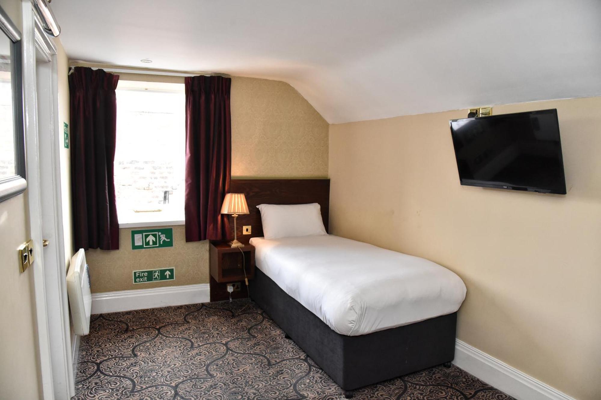 רות'ין The Castle Hotel Wetherspoon מראה חיצוני תמונה