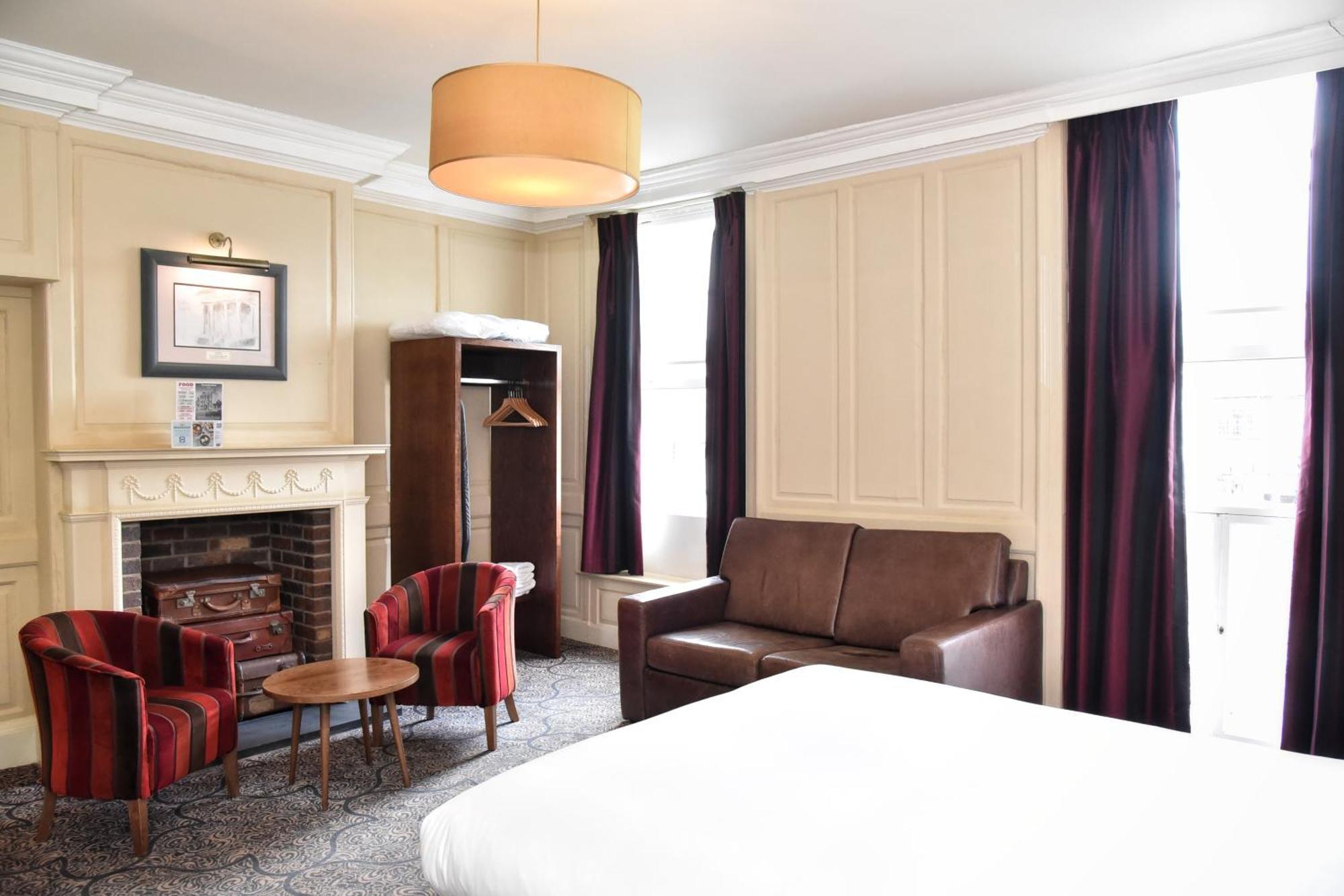 רות'ין The Castle Hotel Wetherspoon מראה חיצוני תמונה