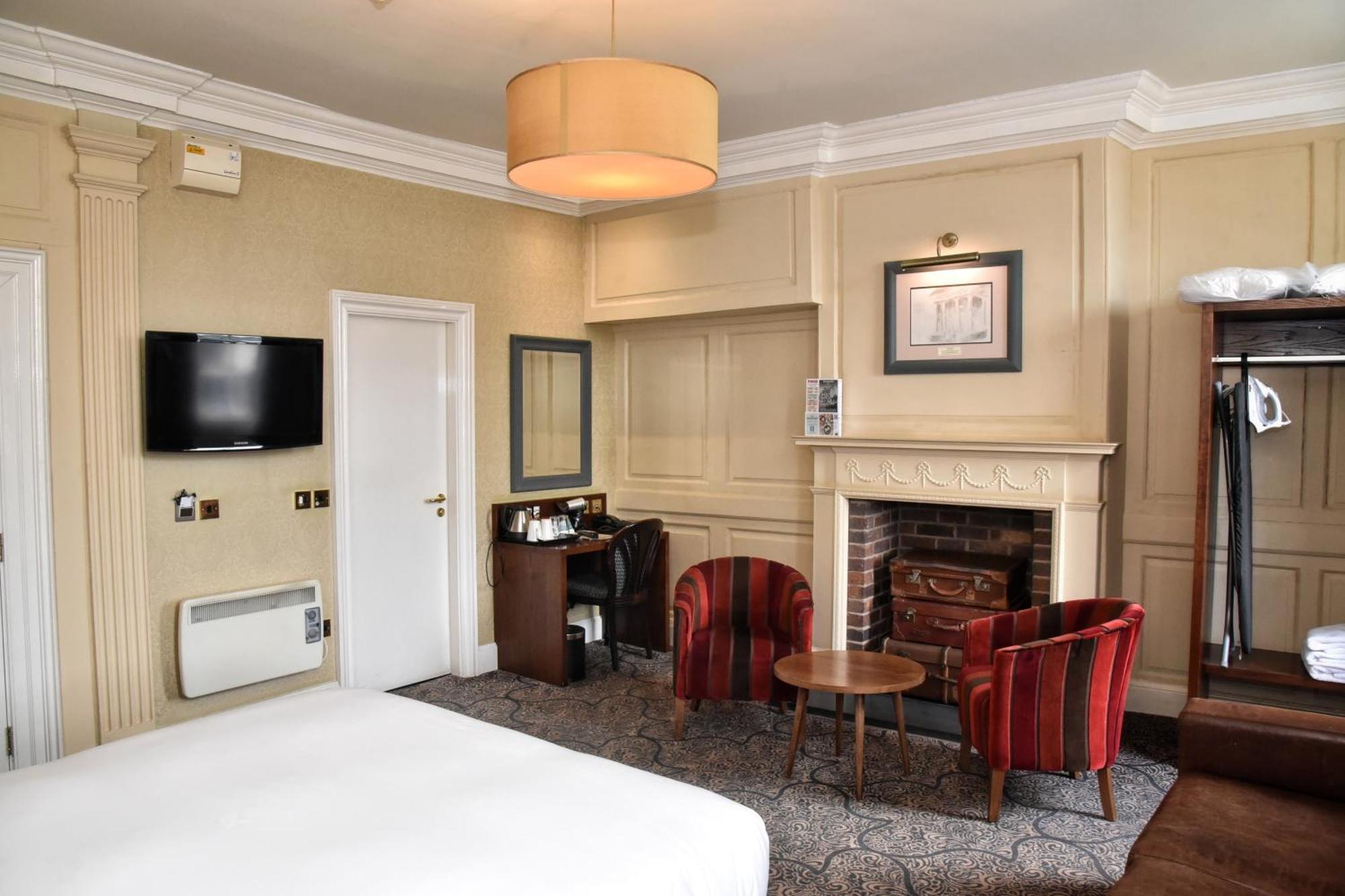 רות'ין The Castle Hotel Wetherspoon מראה חיצוני תמונה