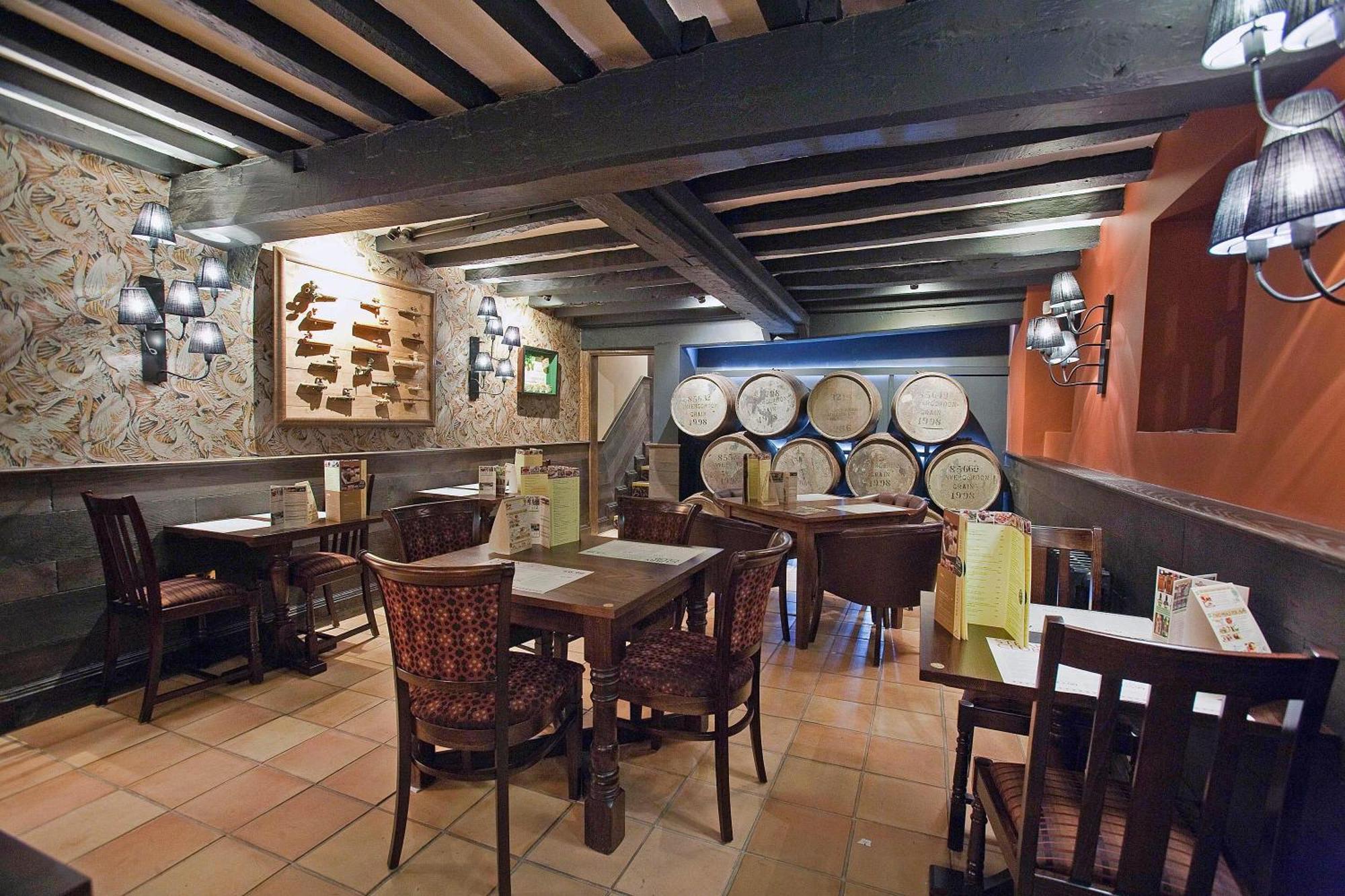 רות'ין The Castle Hotel Wetherspoon מראה חיצוני תמונה