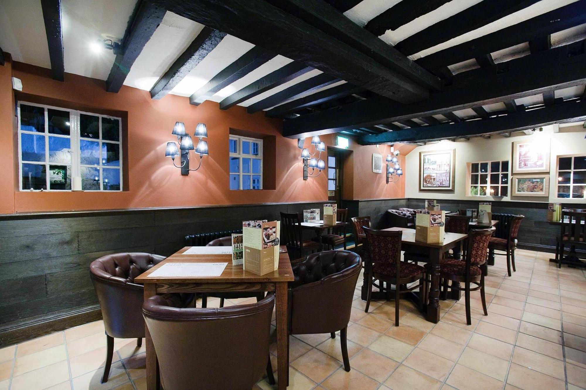 רות'ין The Castle Hotel Wetherspoon מראה חיצוני תמונה