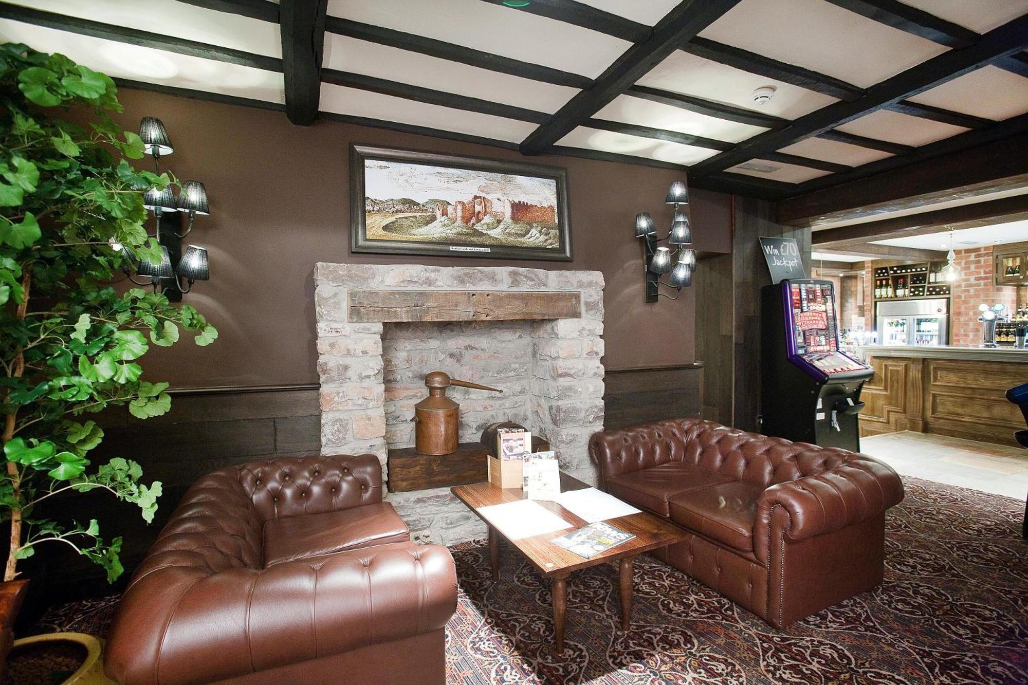 רות'ין The Castle Hotel Wetherspoon מראה חיצוני תמונה