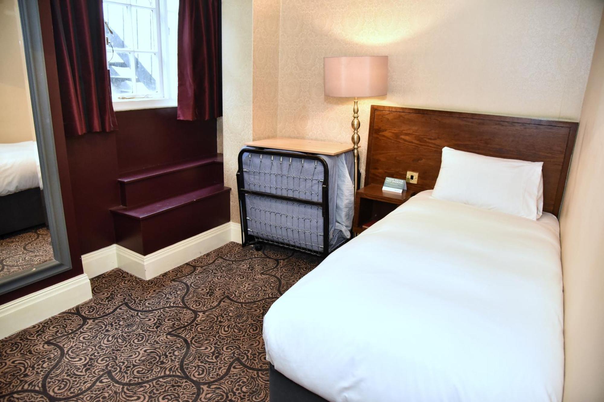 רות'ין The Castle Hotel Wetherspoon מראה חיצוני תמונה