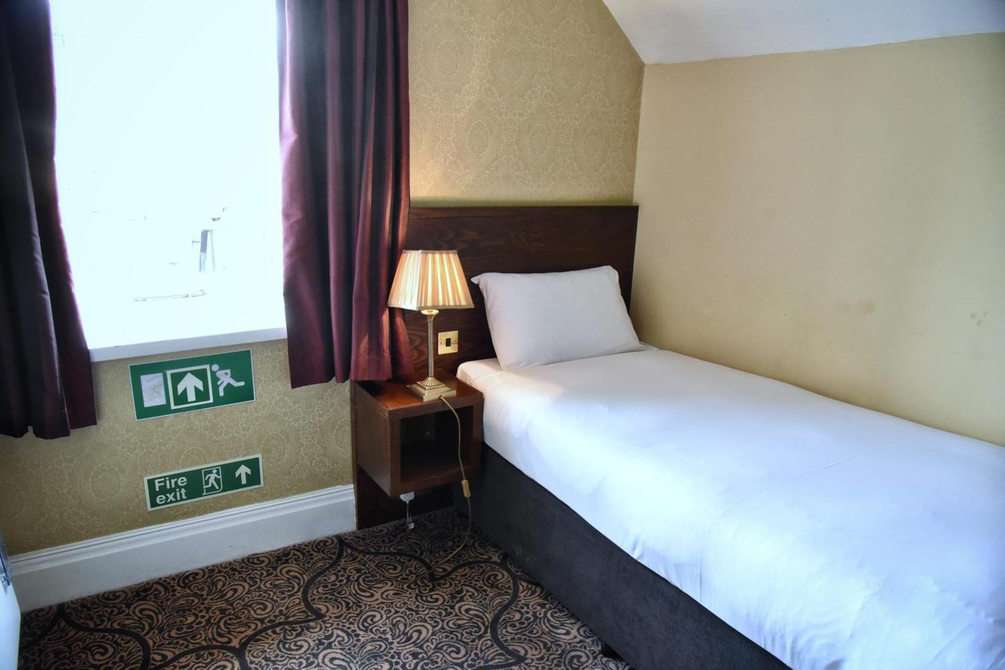 רות'ין The Castle Hotel Wetherspoon מראה חיצוני תמונה